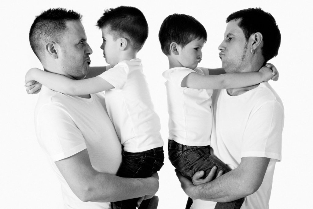 Familia-peques-estudio-padres