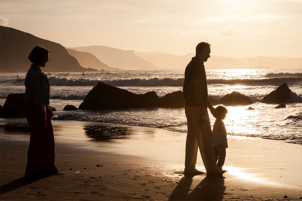 Familia-peques-playa-sol