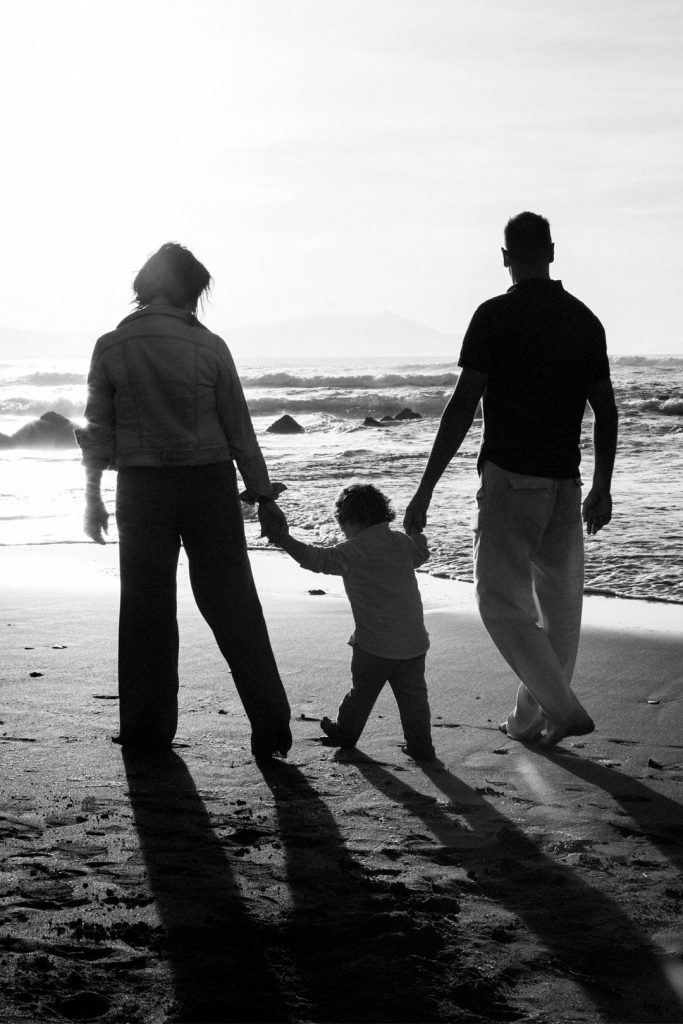 Peques-familia-playa-contraluz