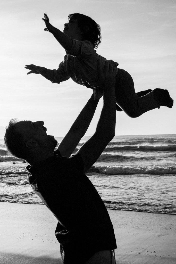 Peques-padre-playa-familia